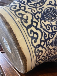 Een grote Chinese blauw-witte vaas met shou-decor, Wanli merk maar wellicht Republiek