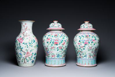 Quatre vases en porcelaine de Chine famille rose et un pot couvert en bleu et blanc sur fond c&eacute;ladon, 19&egrave;me