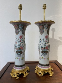Paire de vases en porcelaine de Chine famille rose mont&eacute;s en lampes en bronze dor&eacute;, Yongzheng