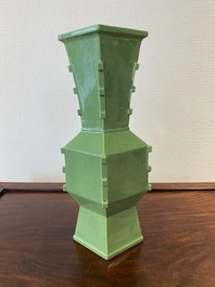 Een zeldzame Chinese ruitvormige monochrome groene vaas, Republiek