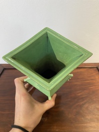 Rare vase de forme losange en porcelaine de Chine en vert de citron monochrome, R&eacute;publique