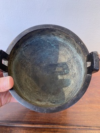 Br&ucirc;le-parfum tripod en bronze &agrave; d&eacute;cor de masques taotie, Chine, Ming