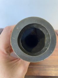 Vase de type 'hu' en bronze, marque et probablement &eacute;poque de Qianlong