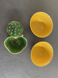 Un compte-gouttes en porcelaine de Chine &eacute;maill&eacute; sancai et une paire de bols en jaune monochrome, marque de Xianfeng, Kangxi et post&eacute;rieur