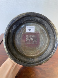 Vase de type 'hu' en bronze, marque et probablement &eacute;poque de Qianlong