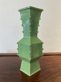 Een zeldzame Chinese ruitvormige monochrome groene vaas, Republiek