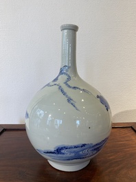 Vase de forme bouteille en porcelaine de Japon en bleu et blanc &agrave; d&eacute;cor d'une dame dans un paysage, Edo, 17/18&egrave;me