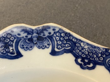 Une assiette en porcelaine de Chine famille rose &agrave; d&eacute;cor du 'Fort Folly' et une paire de pots couverts de Samson, Qianlong et 19&egrave;me