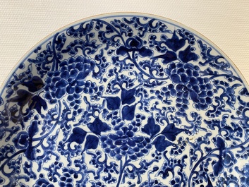 Een Chinese blauw-witte schotel met pioenslingers en een famille verte schotel, Kangxi