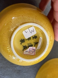 Een Chinese sancai-geglazuurde waterdruppelaar en een paar gele kommen met anhua drakendecor, Xianfeng merk, Kangxi en later