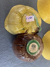 Een Chinese sancai-geglazuurde waterdruppelaar en een paar gele kommen met anhua drakendecor, Xianfeng merk, Kangxi en later