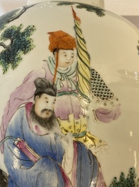 Een Chinese famille rose vaas met verhalend decor, Qianlong merk, 19/20e eeuw