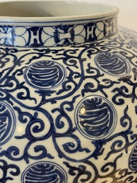 Grand pot en porcelaine de Chine en bleu et blanc &agrave; d&eacute;cor de caract&egrave;res Shou, marque de Wanli mais probablement R&eacute;publique
