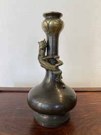 Vase de type 'hu' en bronze, marque et probablement &eacute;poque de Qianlong