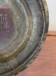 Vase de type 'hu' en bronze, marque et probablement &eacute;poque de Qianlong