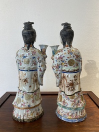 Paire de grands bougeoirs en forme de femmes de cour en porcelaine de Chine famille rose, Qianlong