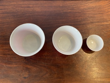 Trois bols en porcelaine de Chine en rose monochrome, Qianlong mark, 19/20&egrave;me