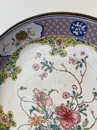 Een Chinees bord met fijn floraal decor in Canton email, Yongzheng