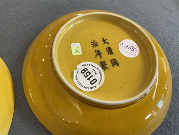 Paire d'assiettes en porcelaine de Chine en jaune monochrome, marque et &eacute;poque de Tongzhi