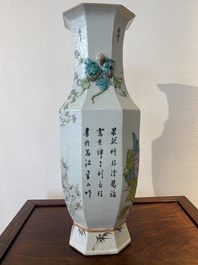 Vase de forme octogonale en porcelaine de Chine qianjiang cai, sign&eacute; Wang Baowen 汪保文, dat&eacute; 1899