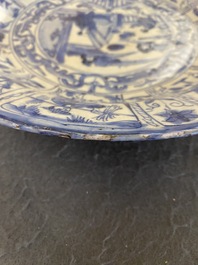 Een Chinese blauw-witte kraakporseleinen schotel, Wanli