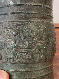 Een Chinees archa&iuml;sch ritueel 'zun' wijnvat in brons met inscriptie binnenin, wellicht Westelijke Zhou