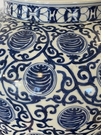 Grand pot en porcelaine de Chine en bleu et blanc &agrave; d&eacute;cor de caract&egrave;res Shou, marque de Wanli mais probablement R&eacute;publique