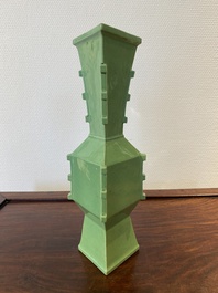 Rare vase de forme losange en porcelaine de Chine en vert de citron monochrome, R&eacute;publique
