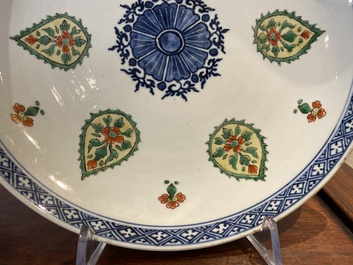 Deux plats en porcelaine de Chine en bleu et blanc et famille verte, Kangxi