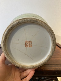 Vase en porcelaine de Chine famille rose &agrave; d&eacute;cor narratif, marque de Qianlong, 19/20&egrave;me