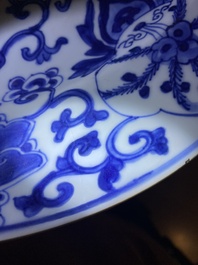 Plat armori&eacute; en porcelaine de Chine en bleu et blanc aux armes de Pelgrom pour le march&eacute; hollandais, Kangxi