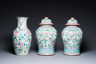 Quatre vases en porcelaine de Chine famille rose et un pot couvert en bleu et blanc sur fond c&eacute;ladon, 19&egrave;me