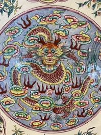 Plat en &eacute;maux de Canton &agrave; d&eacute;cor d'un dragon, Chine, marque de Kangxi, Qianlong