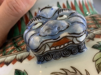 Paire de vases &agrave; d&eacute;cor de dragons en porcelaine de Chine famille verte, marque de Chenghua, 19&egrave;me