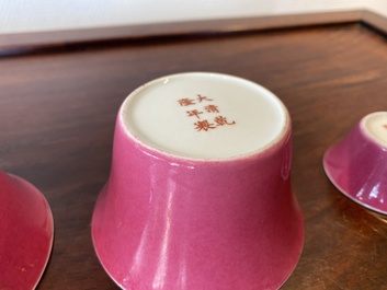 Trois bols en porcelaine de Chine en rose monochrome, Qianlong mark, 19/20&egrave;me