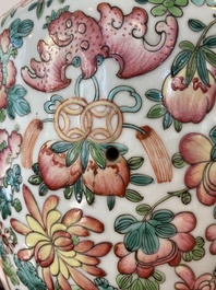 Vase en porcelaine de Chine famille rose aux anses en forme de ph&eacute;nix, 19&egrave;me