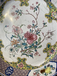 Een Chinees bord met fijn floraal decor in Canton email, Yongzheng