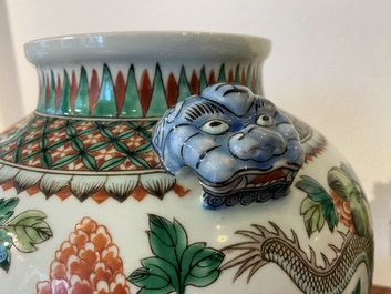 Paire de vases &agrave; d&eacute;cor de dragons en porcelaine de Chine famille verte, marque de Chenghua, 19&egrave;me