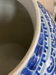 Vase en porcelaine de Chine en bleu et blanc &agrave; d&eacute;cor de rinceaux de lotus, Kangxi