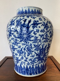 Vase en porcelaine de Chine en bleu et blanc &agrave; d&eacute;cor de rinceaux de lotus, Kangxi
