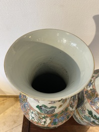 Paire de vases en porcelaine de Chine famille verte de Canton &agrave; d&eacute;cor de sc&egrave;nes de jardin, 19&egrave;me