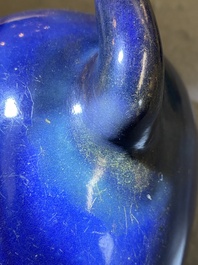 Th&eacute;i&egrave;re en porcelaine de Chine en bleu monochrome &agrave; anse en forme de rat, &eacute;poque Transition