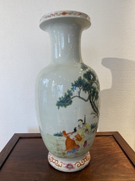 Vase en porcelaine de Chine famille rose &agrave; d&eacute;cor narratif, marque de Qianlong, 19/20&egrave;me