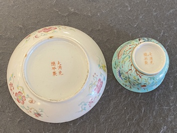 Een Chinees famille rose bord en bijhorende kom met turquoise fondkleur, Guangxu merk en periode