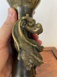 Vase de type 'hu' en bronze, marque et probablement &eacute;poque de Qianlong