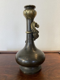 Vase de type 'hu' en bronze, marque et probablement &eacute;poque de Qianlong