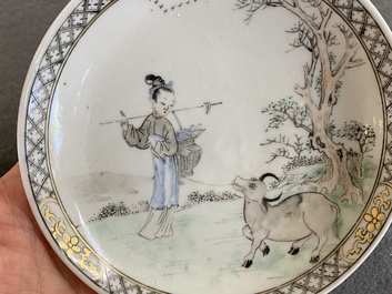 Een Chinese grisaille kop en schotel met Lan Caihe, Yongzheng