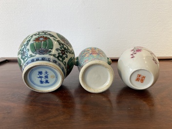 Trois petits vases en porcelaine de Chine doucai et famille rose, 19/20&egrave;me