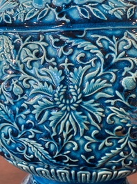 Een paar Chinese turquoise-geglazuurde 'lotus' vazen, 19e eeuw