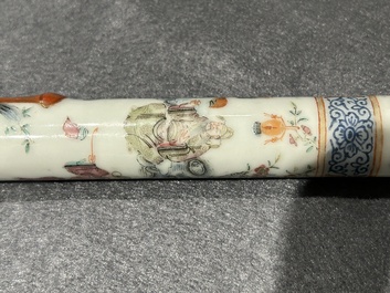 Rare pipe &agrave; opium en porcelaine de Chine aux sujets narratifs, 19&egrave;me